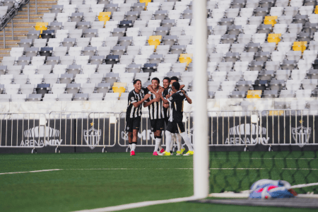Time do Atlético comemora gol da classificação na Copa do Brasil Sub-17