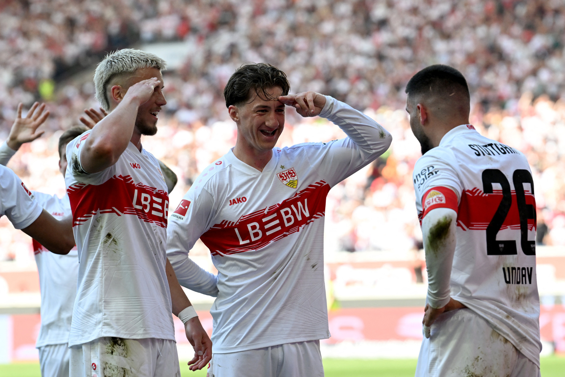 Stuttgart vence Bayer Leverkusen de virada e 'rouba' posição no G4 da Bundesliga