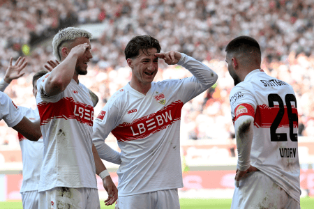 Time do Stuttgart comemora gol sobre Bayer Leverkusen pela Bundesliga