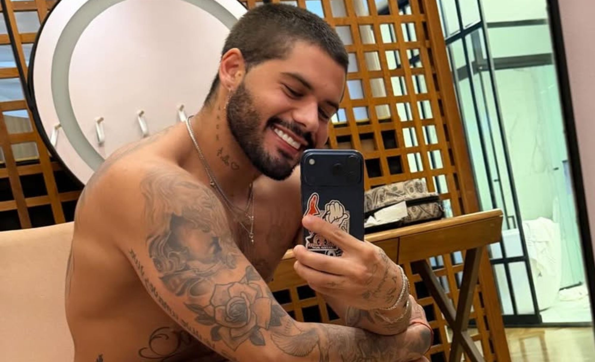 Zé Felipe celebra marca em meio ao conflito entre Virginia e Vini Jr