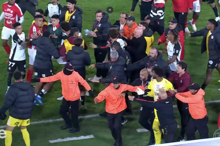 Confusão generalizada ao final de jogo entre Santa Fé e Corinthians
