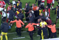 Jogo entre Santa Fé e Corinthians termina com confusão generalizada