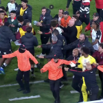 Jogo entre Santa Fé e Corinthians termina com confusão generalizada