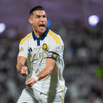 De forma irônca, Cristiano Ronaldo reage a cantos de 'Messi' em jogo do Al-Nassr