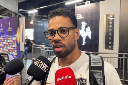 Renan Lodi, lateral-esquerdo do Atlético, em zona mista na Arena MRV
