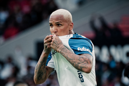 Deyverson comemora gol pela LDU