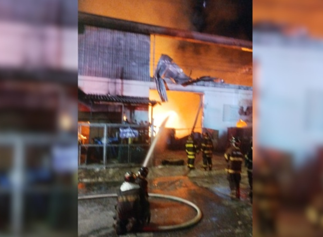 Incêndio de grandes proporções atinge fábrica de velas na Grande São Paulo