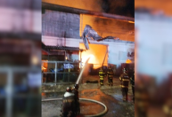 Incêndio de grandes proporções atinge fábrica de velas na Grande São Paulo