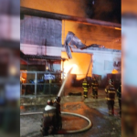 Incêndio de grandes proporções atinge fábrica de velas na Grande São Paulo