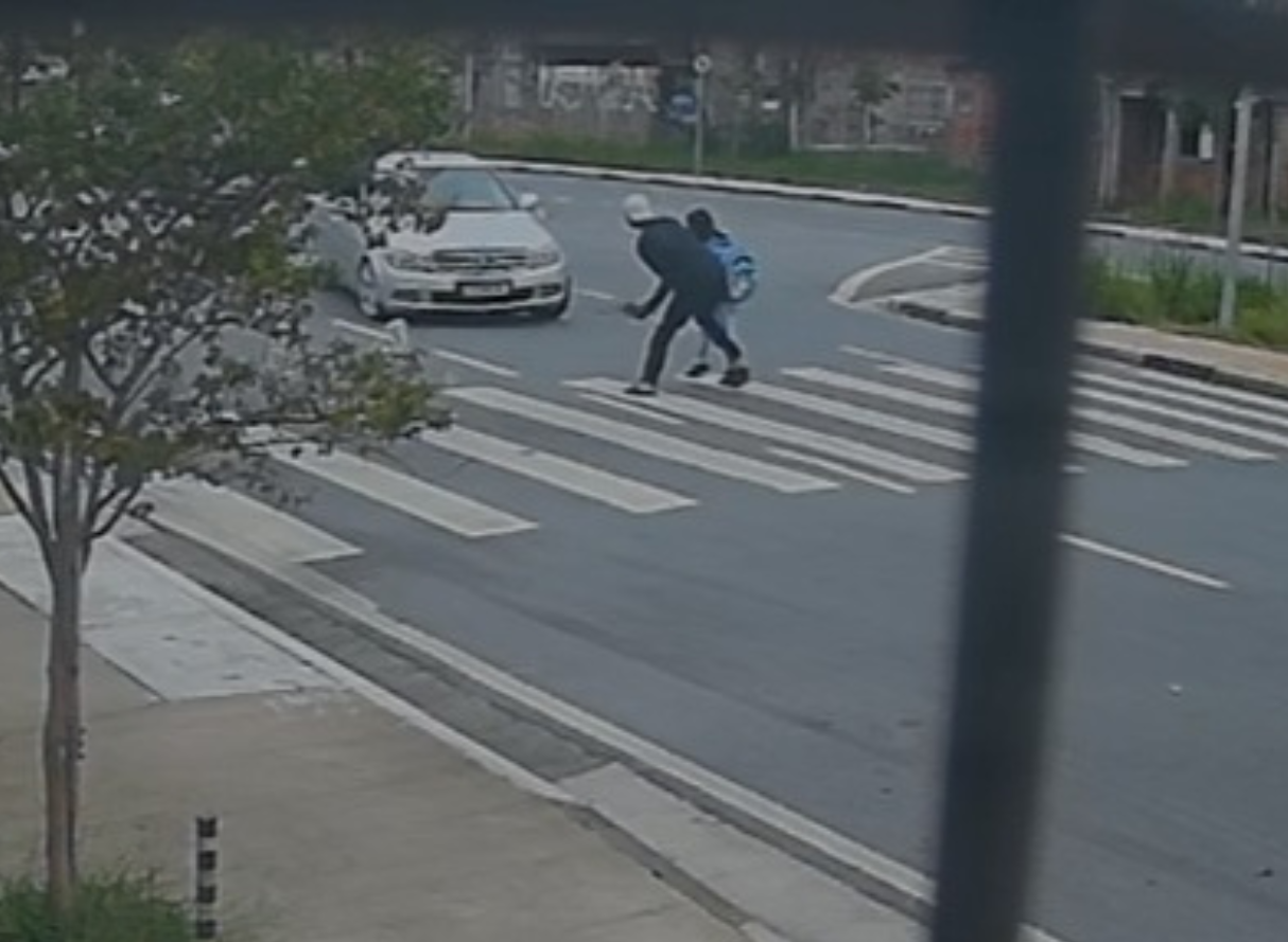 Vídeo: criança e adolescente são atropelados por Mercedez em faixa de pedestre em SP