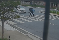 Vídeo: criança e adolescente são atropelados por Mercedez em faixa de pedestre em SP