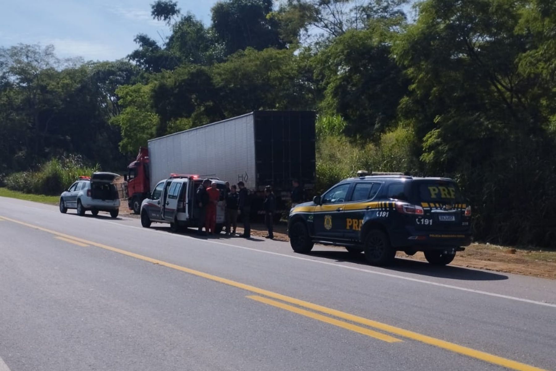 Detento e policiais penais ficam feridos em acidente na BR-116 na Zona da Mata