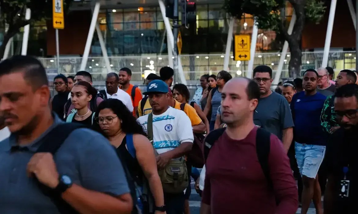 Dia do Trabalhador reacende debate sobre jornada e escala 6x1 no Brasil