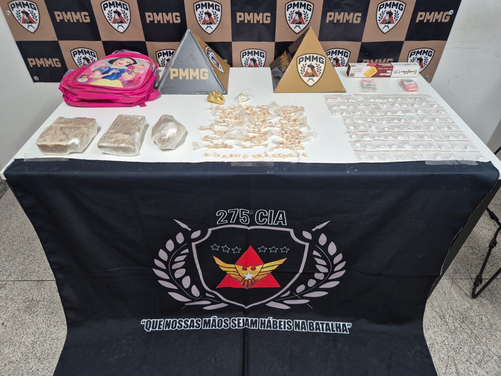 Ponto de tráfico é desmontado e drogas apreendidas em Fabriciano