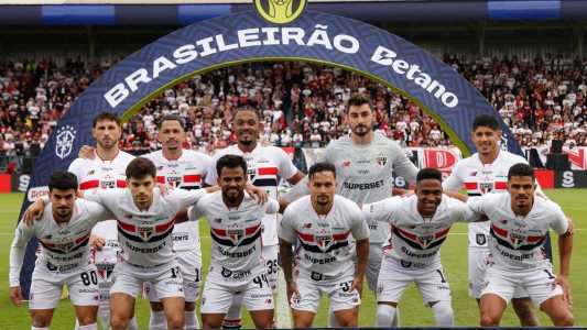 Jogadores do São Paulo posam para foto oficial antes de jogo contra o Bahia