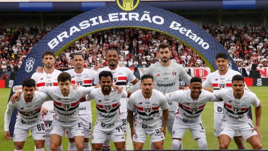 Jogadores do São Paulo posam para foto oficial antes de jogo contra o Bahia