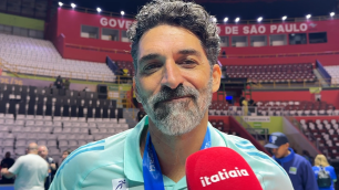 Técnico do Sada Cruzeiro, Filipe Ferraz celebra mais um título e leva ‘banho de gelo’