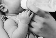 Fundação busca voluntários para cuidar de bebês abandonados: veja como funciona o processo