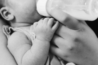 Fundação busca voluntários para cuidar de bebês abandonados: veja como funciona o processo