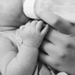 Fundação busca voluntários para cuidar de bebês abandonados: veja como funciona o processo