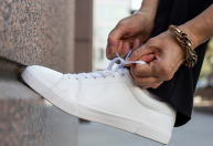 Tênis brancos estão fora de moda: veja qual a tendência que vai dominar Paris e Milão em 2026