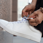 Tênis brancos estão fora de moda: veja qual a tendência que vai dominar Paris e Milão em 2026