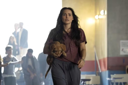 Leticia Colin como Adriana em Quem Ama Cuida e o cãozinho Paçoca