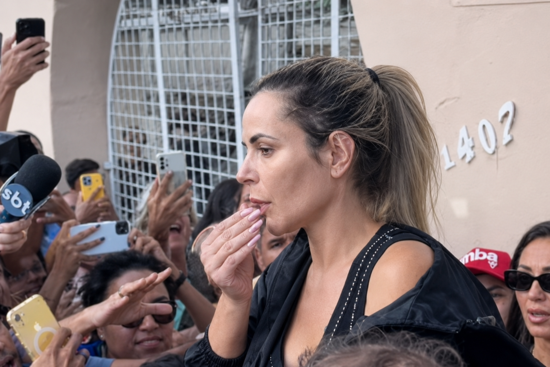 Primeira prisão de Deolane Bezerra reuniu fãs na porta de presídio; relembre