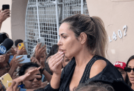 Primeira prisão de Deolane Bezerra reuniu fãs na porta de presídio; relembre