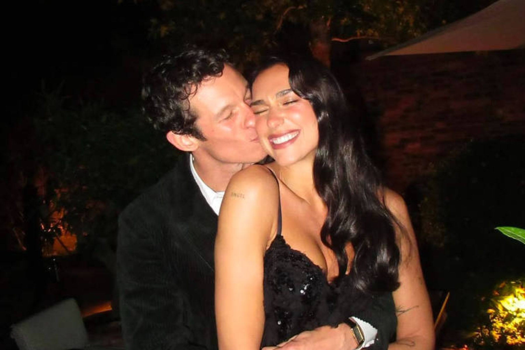 Dua Lipa e Callum Turner se casam em cerimônia discreta em Londres