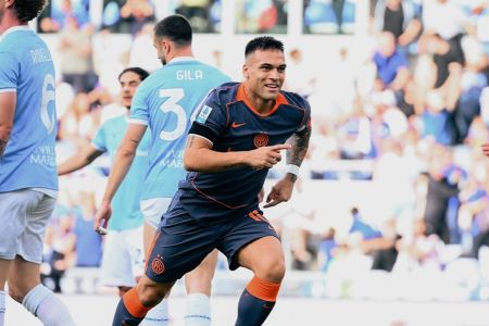 Lautaro Martínez comemora gol pela Inter sobre a Lazio