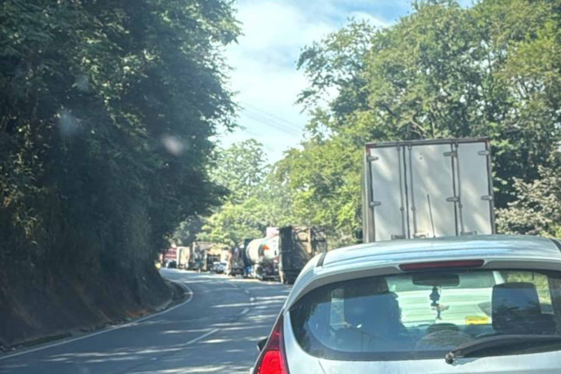 BR-040 está interditada nos dois sentidos após acidente na Zona da Mata