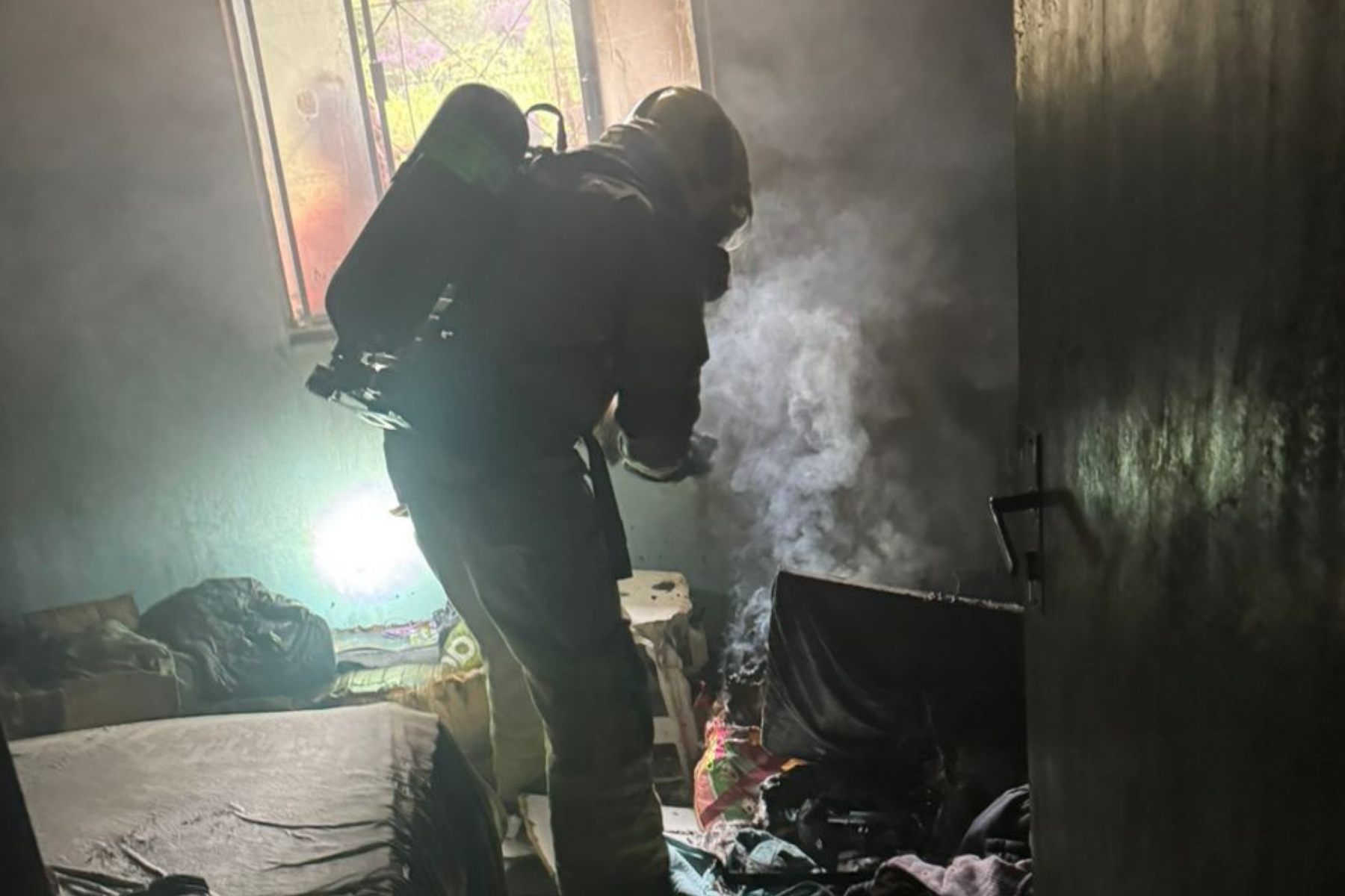 Bombeiros combatem incêndio em residência no bairro Sagrado Coração de Jesus