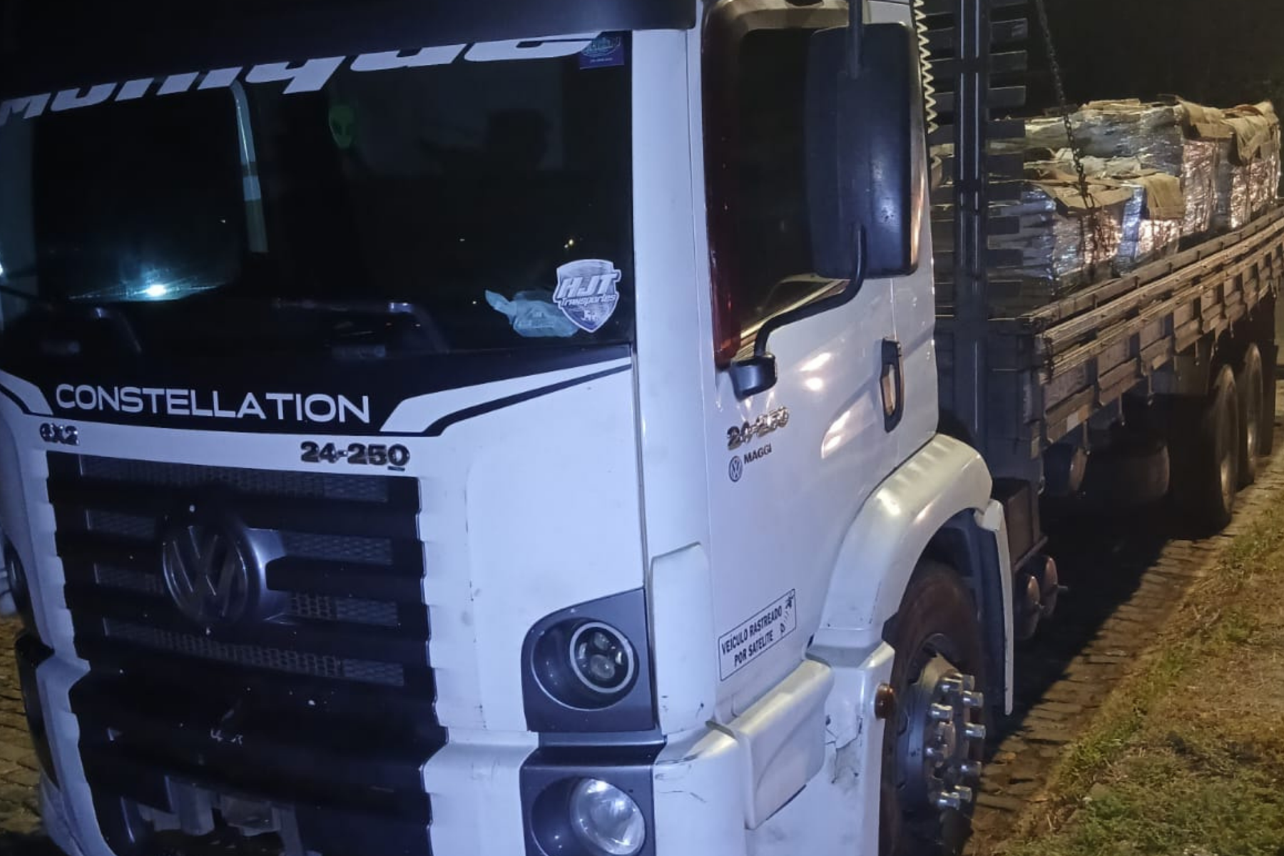 Caminhoneiro é preso após retirar placa de caminhão na MGC-393