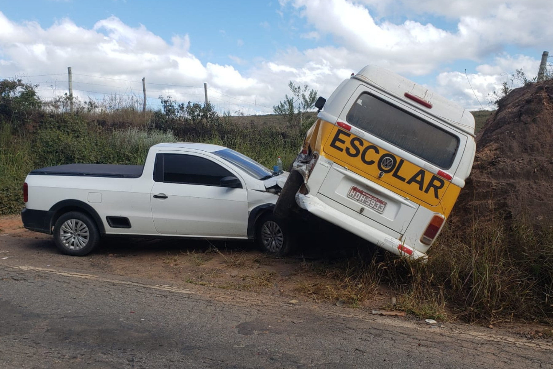 Transporte escolar e caminhonete colidem na LMG-866 em Andrelândia