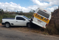 Transporte escolar e caminhonete colidem na LMG-866 em Andrelândia