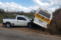 Transporte escolar e caminhonete colidem na LMG-866 em Andrelândia