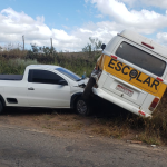 Transporte escolar e caminhonete colidem na LMG-866 em Andrelândia