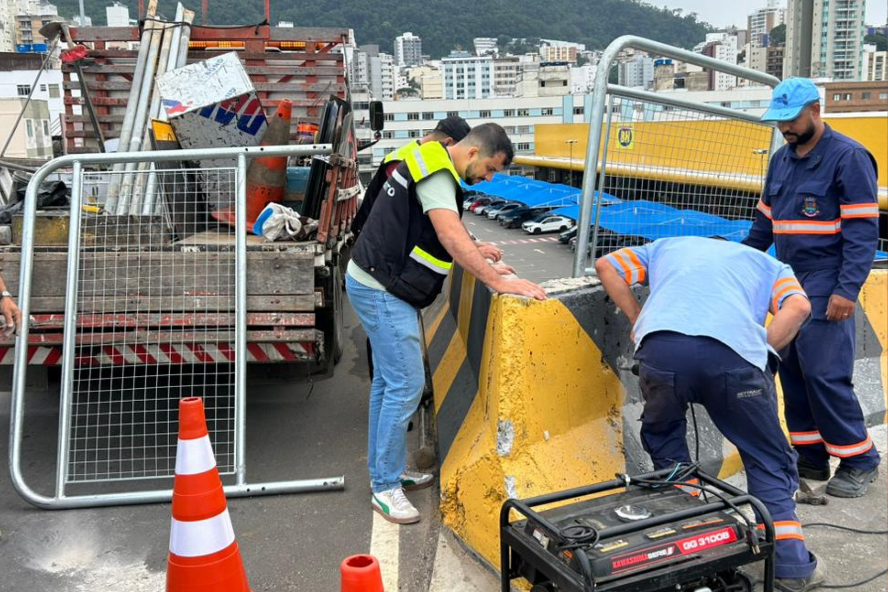Viaduto Roza Cabinda: começa instalação de gradis no local