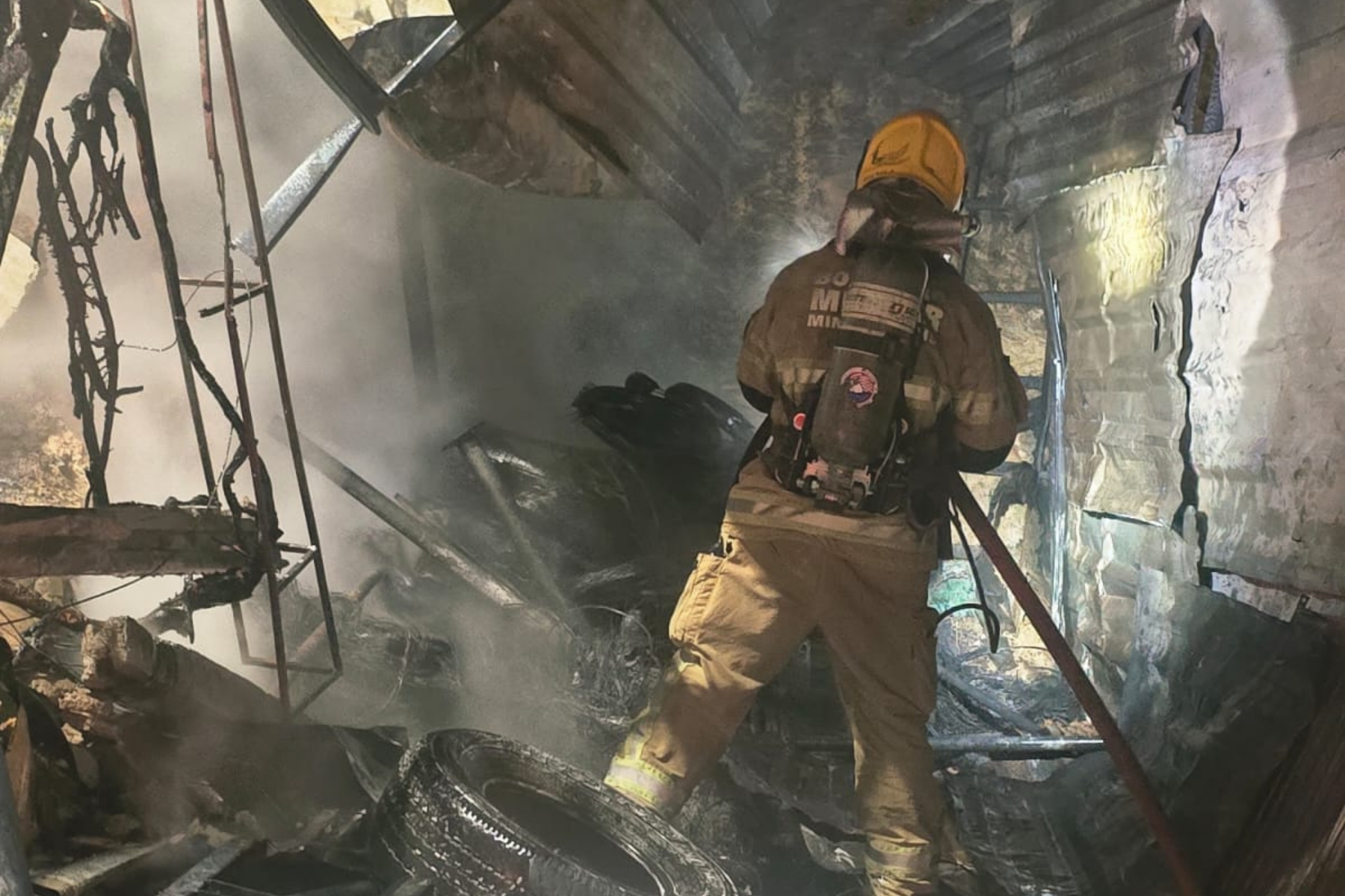 Borracharia e residência são atingidas por incêndio em Juiz de Fora