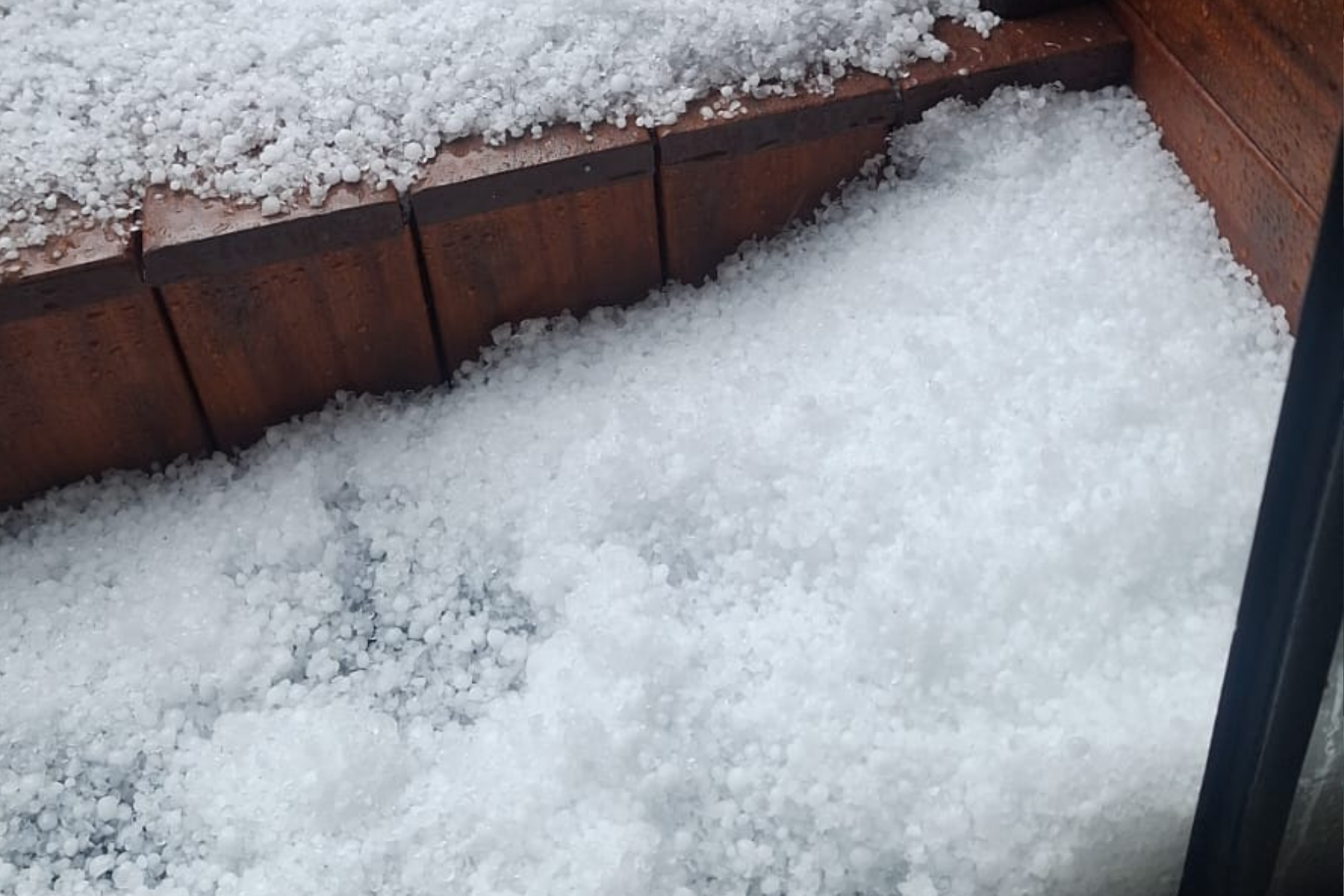 Granizo e rajadas de vento: forte chuva atinge Juiz de Fora e causa obstruções