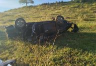 Duas pessoas da mesma família morrem após carro capotar em pasto em Fervedouro (MG)