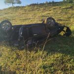 Duas pessoas da mesma família morrem após carro capotar em pasto em Fervedouro (MG)