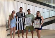 Hulk recebe presente de Duke Chargista em véspera de despedida do Atlético; veja