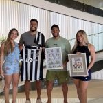 Hulk recebe presente de Duke Chargista em véspera de despedida do Atlético; veja