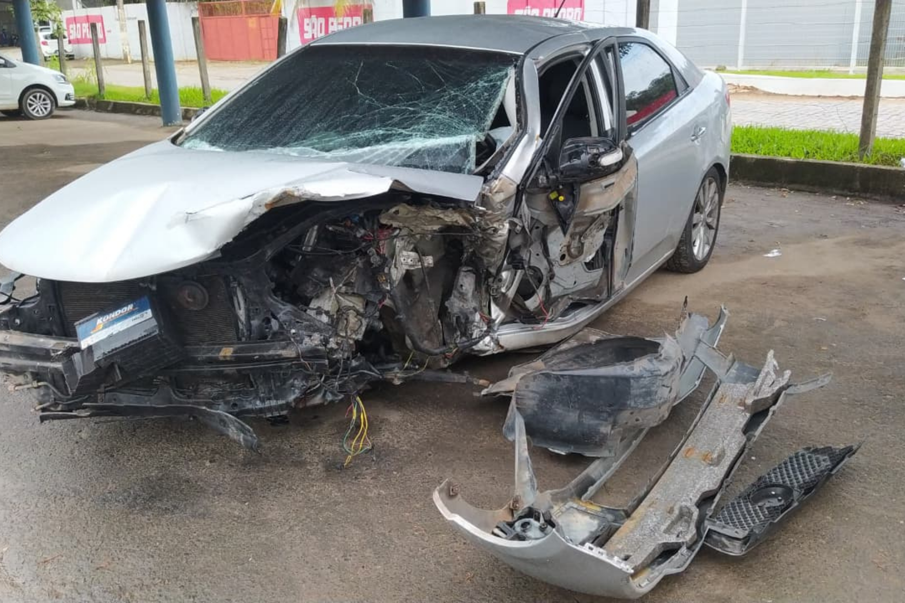 Duas colisões envolvendo três carros deixa feridos na Zona da Mata