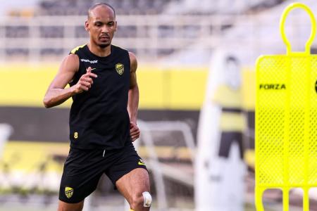 Fabinho durante sessão de treinamento pelo Al-Ittihad