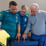 Felipão se emociona em homenagem e manda recado à Seleção: 'Quero que vocês ganhem'