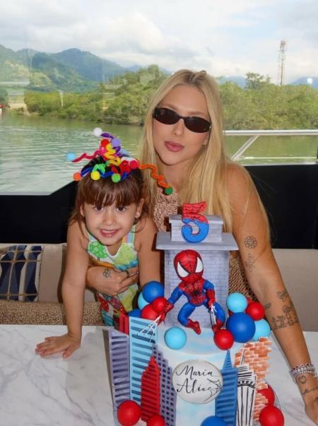 Filha de Virginia ganha festa em barco e bolo inusitado; veja detalhes • Redes Sociais