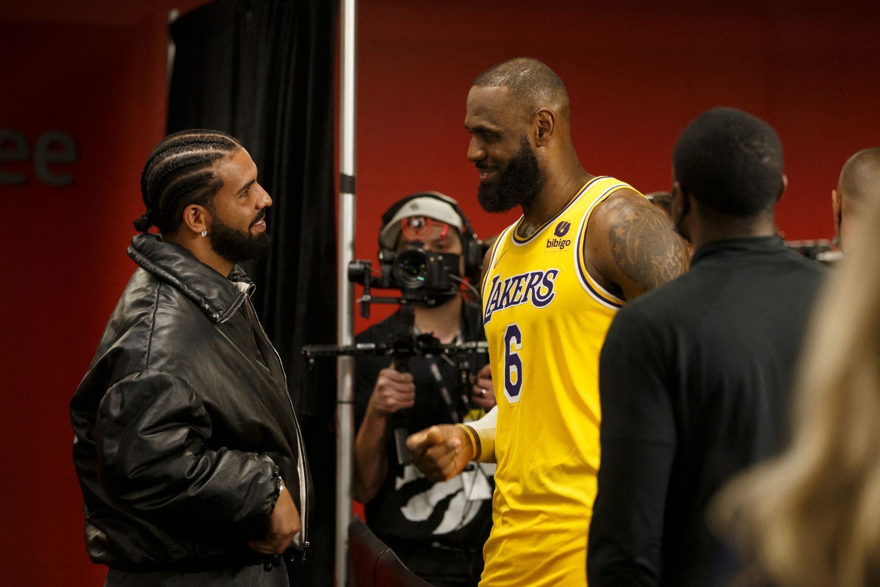 Astro do rap lança novo álbum com 'indiretas' a LeBron James